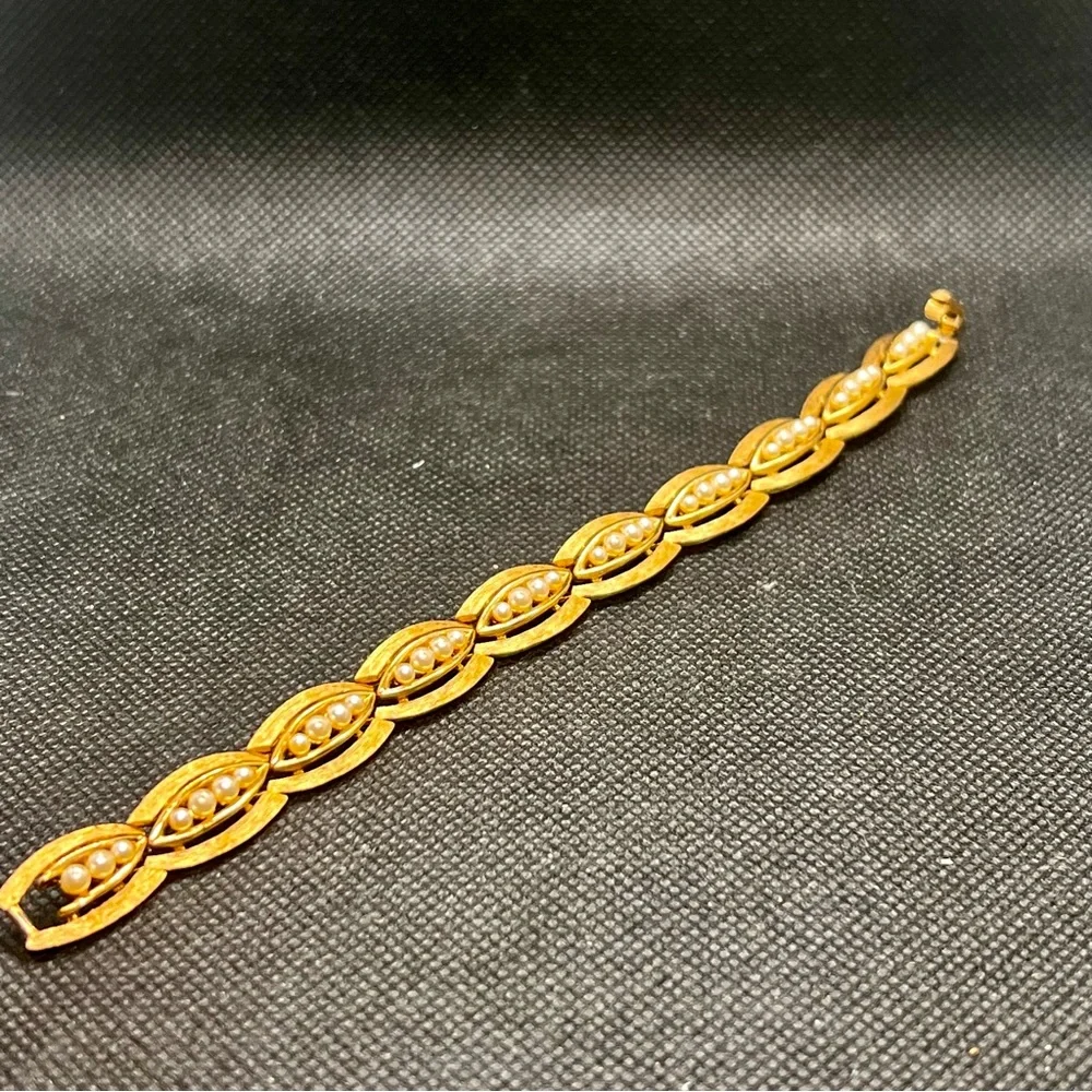 Lovely Vintage Crown Trifari Gold Tone Faux‎ Pearls Bracelet Jewelry Signed 7